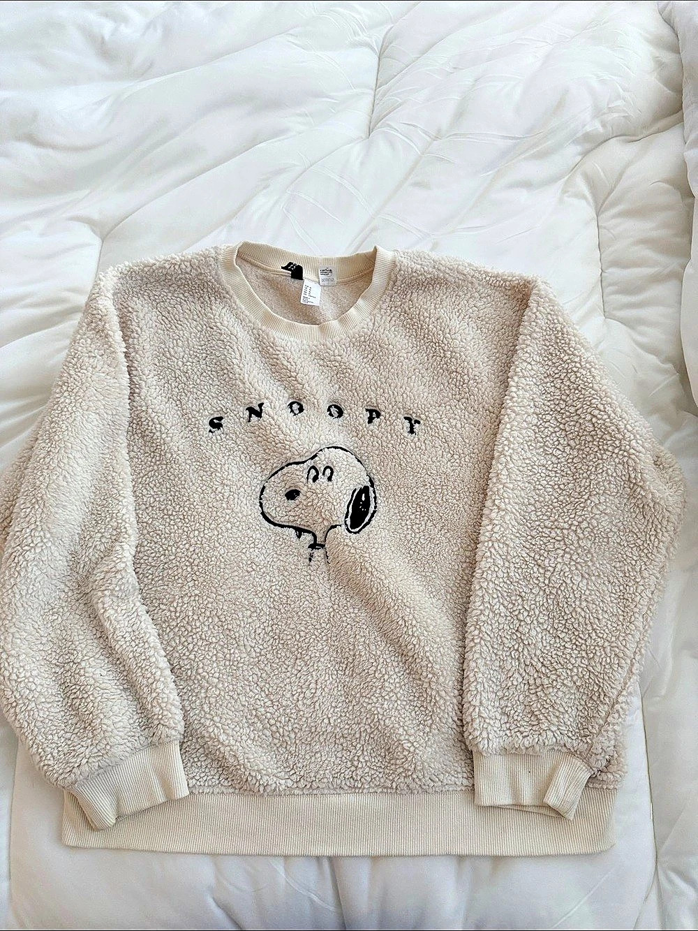 SHEIN Sherpa Snoopy Graphic Sweatshirt in Cream Size Medium